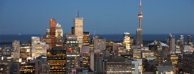 LISA-Sprachreisen-Englisch-Toronto-Lawrence-Park-Kanada-Skyline-Abends-Lichter