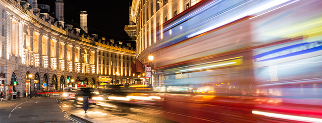 LISA-Sprachreisen-London-Budget-Oxford-Street-Regent-Street-Shopping-Einkaufen-London-Ausgehen-Bus-Abends LISA-Sprachreisen-London-Budget-Oxford-Street-Regent-Street-Shopping-Einkaufen-London-Ausgehen-Bus-Abends